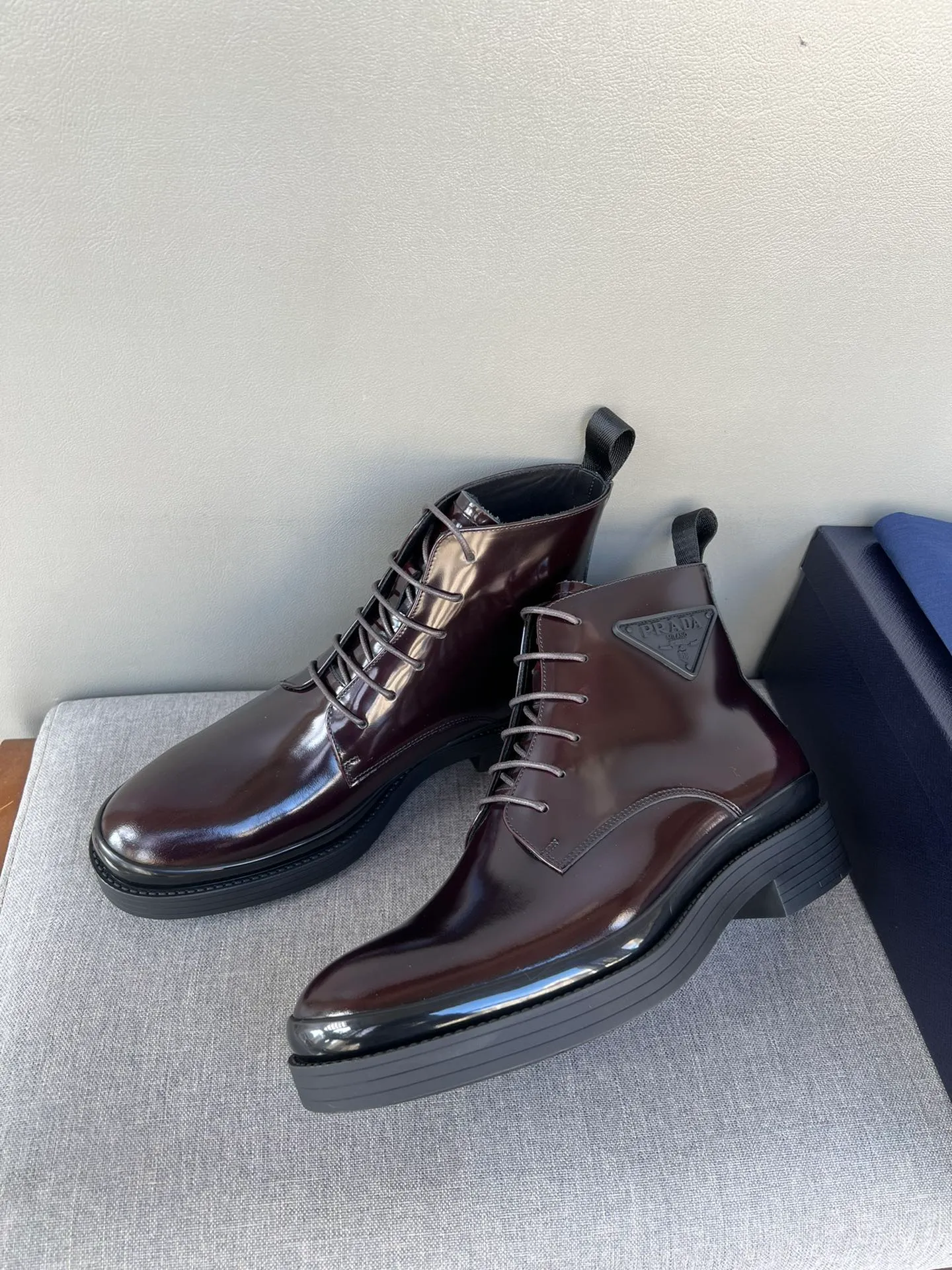 Batch of 1000💰Exclusive hot-selling new Prada Chelsea thick-soled men's shoes, naked boots, imported calf leather on the surface, cow leather on the lining, the outsole is made of private model TPU material, the frosted effect is consistent with the original version, 39-44 in stock (38, 45 custom-made, non-refundable)